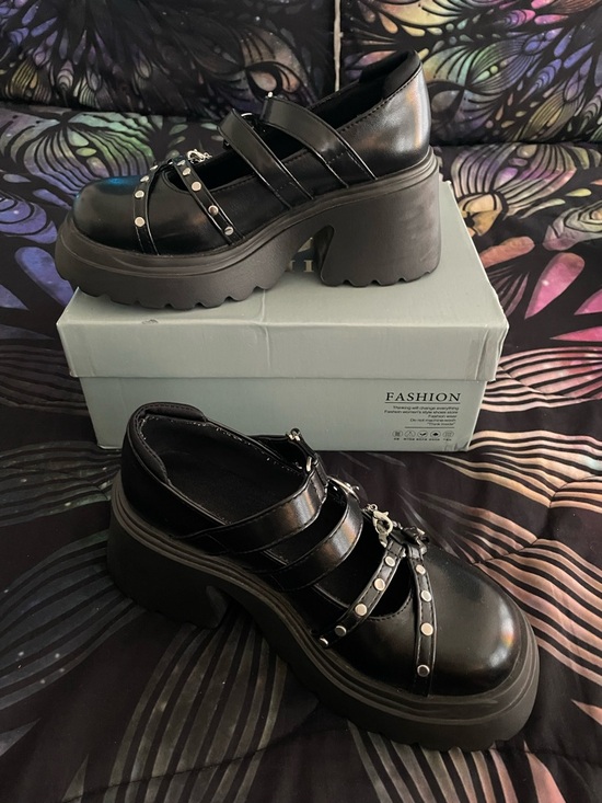 Parisuit Women’s Goth Platform Black Mary Janes with Chains & Heart Accent Sz 7 - Picture 6 of 9